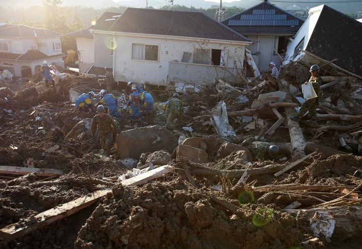 Các nhân viên cứu hộ và Lực lượng phòng vệ Nhật Bản tìm kiếm người dân bị chôn vùi tại hiện trường vụ lở đất ở thị trấn Kumano, tỉnh Hiroshima. Ảnh: Reuters