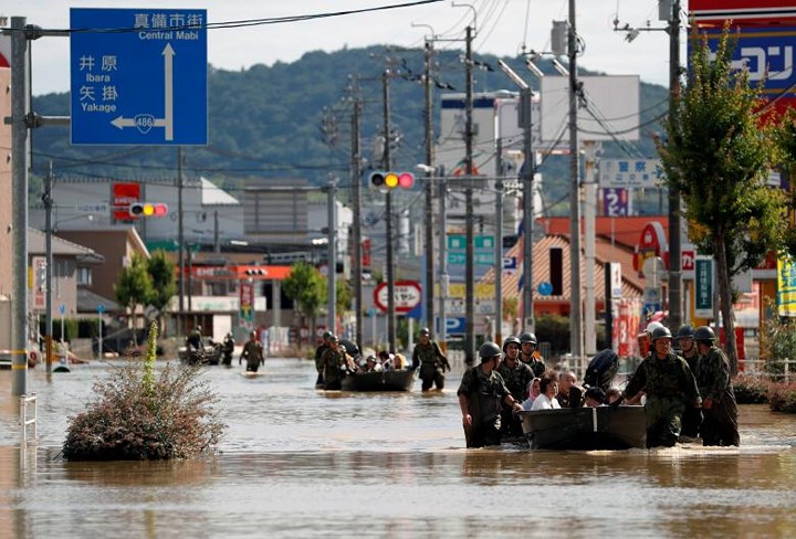 Lực lượng phòng vệ Nhật Bản sơ tán người dân tại thị trấn Mabi, tỉnh Okayama. Ảnh: Reuters