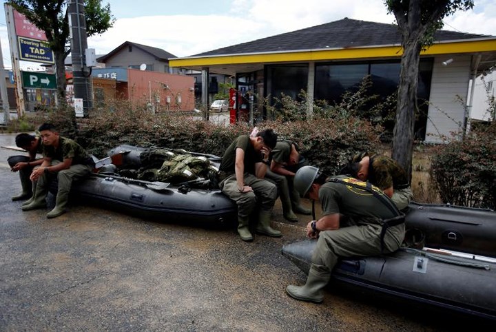 Giây phút nghỉ ngơi của lực lượng cứu hộ Nhật Bản. Ảnh: AFP/Getty./. 