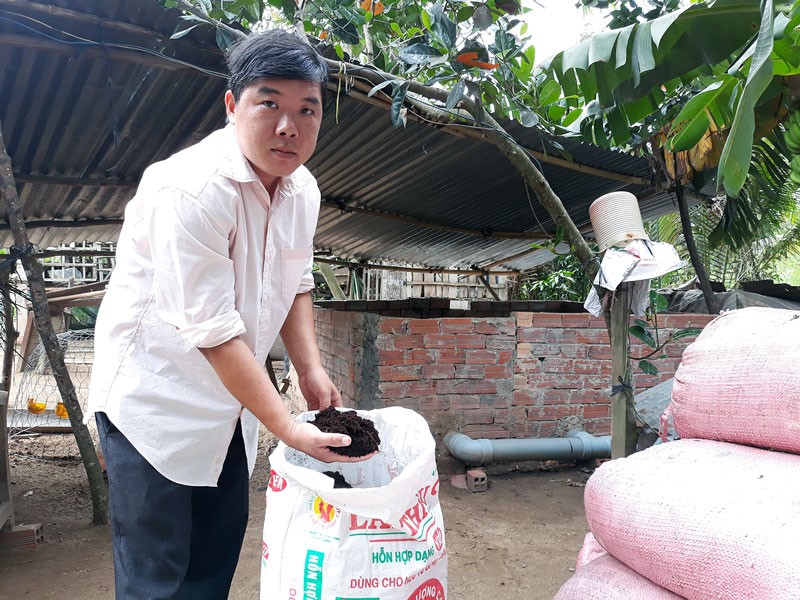 Anh Nguyễn Văn Cường giới thiệu phân hữu cơ thành phẩm được ủ bằng hệ thống ASP.