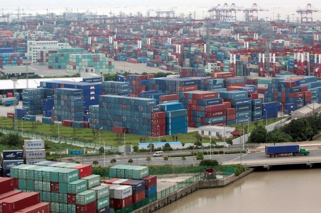 Hàng hóa nằm chờ tại cảng Thượng Hải, Trung Quốc - Ảnh: REUTERS