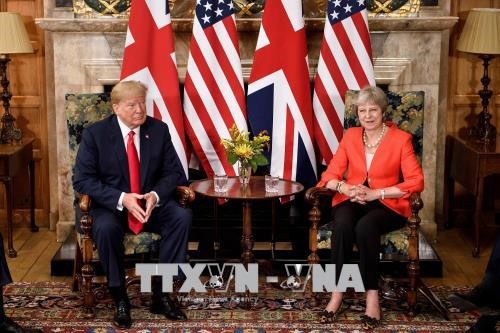 Thủ tướng Anh Theresa May (phải) trong cuộc hội đàm với Tổng thống Mỹ Donald Trump ở Ellesborough, phía tây bắc London ngày 13/7. Ảnh: AFP/TTXVN