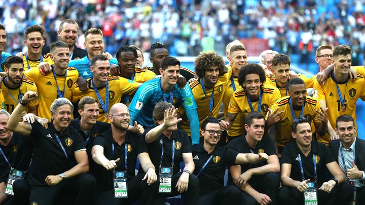 Các cầu thủ và thành viên BHL Bỉ vui vẻ chụp ảnh lưu niệm sau lễ trao huy chương.