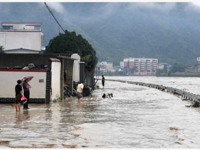 Trung tâm Khí tượng Quốc gia Trung Quốc cảnh báo mưa rào sẽ xuất hiện nhiều hơn trên cả nước thêm vài ngày nữa, khiến các khu vực miền núi tỉnh Tứ Xuyên ở phía Tây Nam có nguy cơ lũ lụt nghiêm trọng hơn cùng hiện tượng sạt lở đất.