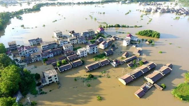 Tại Tứ Xuyên, hơn 10 đường cao tốc đã ngừng hoạt động do ngập lụt và một cây cầu bị sập, trong khi nhiều khu dân cư chìm trong biển nước. Tính đến ngày 12-7, lũ lụt đã gây thiệt hại tới 26 tỷ nhân dân tệ (gần 4 tỷ USD) cho Trung Quốc, theo Bộ Tình trạng Khẩn cấp nước này.
