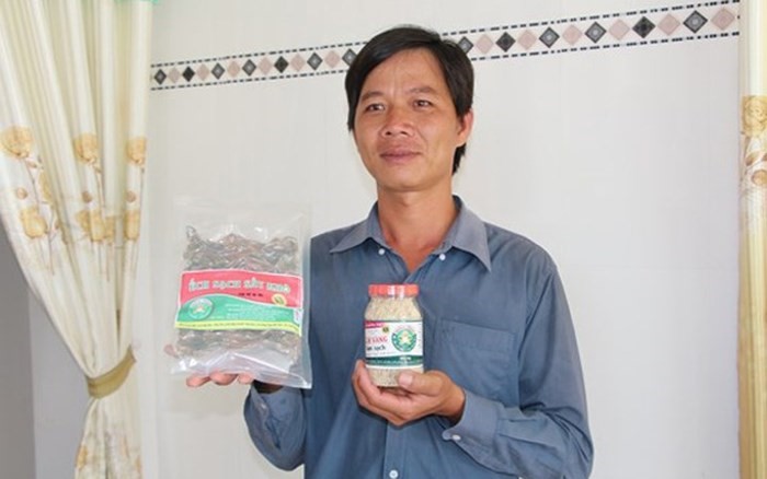 Để đáp ứng nhu cầu thị trường, anh Nữa đã đầu tư máy móc để có thể đóng gói, chế biến khô, chà bông ếch bán cho các siêu thị lớn ở miền Tây và xuất khẩu sang Campuchia. (Ảnh: SGGP)
