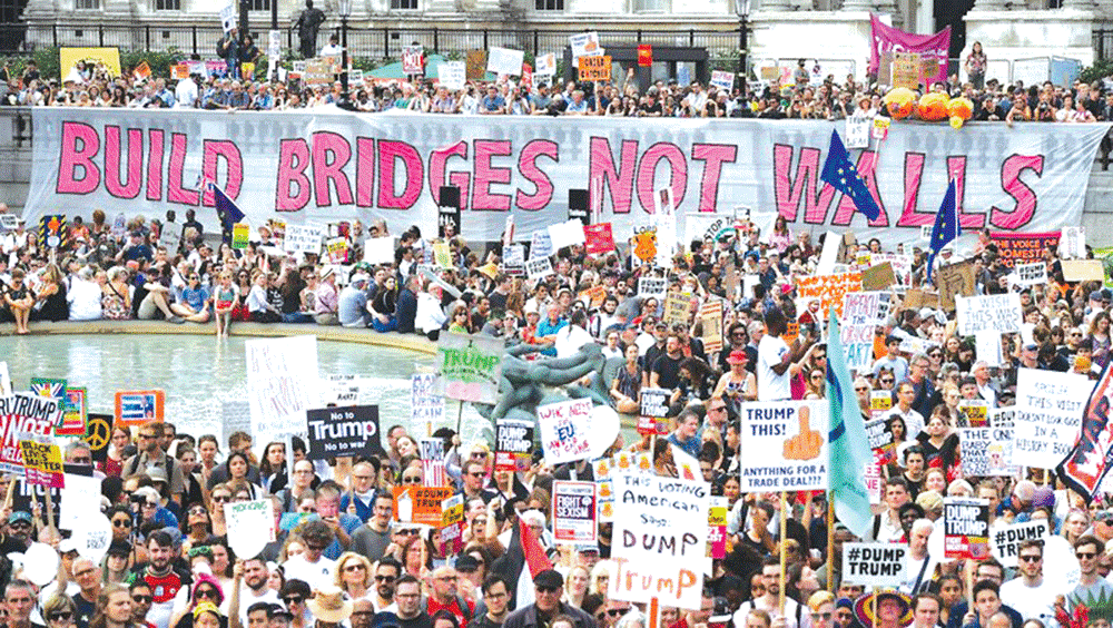 Người dân Anh biểu tình phản đối tại Quảng trường Trafalgar ngày 13/7 khi Tổng thống Mỹ đang có chuyến công du  nước này. Ảnh: RTE