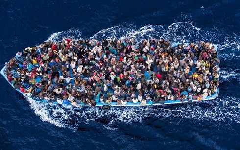 Một chiếc tàu nhỏ nhét đầy người di cư lậu đánh cược mạng sống để đến được châu Âu. (Ảnh: One- Europe)