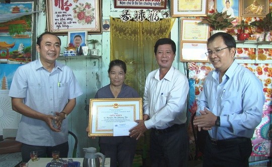 Ban An toàn giao thông tỉnh Đồng Tháp trao giấy khen cho bà Thu