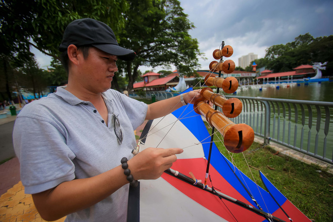 Nghệ nhân Trần Văn Sơn với con diều sáo truyền thống đơn giản mà vô cùng đẹp mắt.