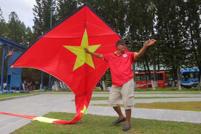 Một con diều với hình quốc kỳ Việt Nam.