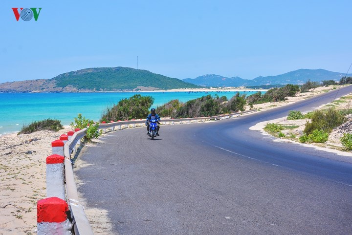 Con đường cát trắng thẳng tắp chạy men bờ biển xanh ngắt có thể quyến rũ bất cứ tay lái nào.