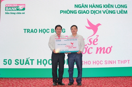 Đại diện lãnh đạo Kienlongbank trao tượng trưng 50 suất học bổng cho lãnh đạo huyện Vũng Liêm.
