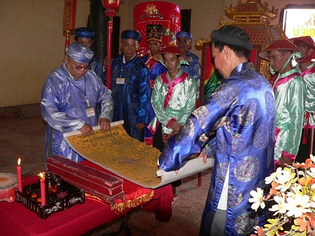 Nghi lễ phơi Sắc thần tại đình thần Tân Giai sau khi thỉnh sắc từ Bảo tàng Vĩnh Long. 