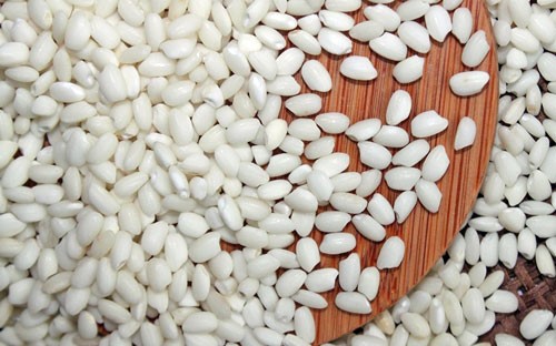Hạt gạo nếp Khẩu Tan Đón có màu trắng, mùi rất thơm. Sau khi nấu chín, hạt xôi dẻo dính, có vị ngọt ngậy, có lớp tinh dầu bám trên bề mặt lá dong hoặc lá chuối khi gói xôi. Ảnh: I.T