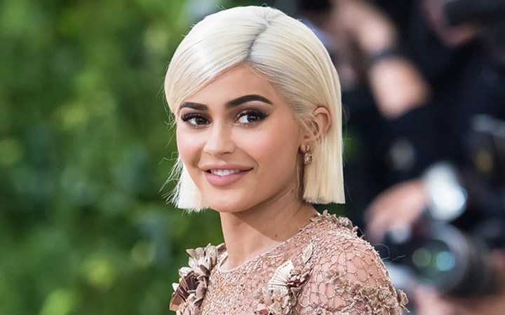 Xuất phát từ sở thích trang điểm, Kylie Jenner phát triển việc kinh doanh son môi và mỹ phẩm ăn theo tên tuổi của cô. (Ảnh: Glamour)