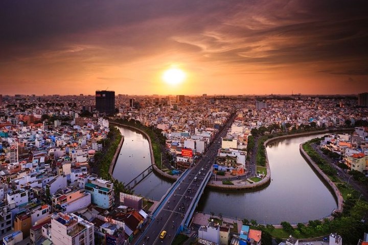 Thành phố Hồ Chí Minh (trước đây gọi là Sài Gòn) từng được mệnh danh là “Hòn ngọc Viễn Đông”. Đây vẫn là trung tâm kinh tế số 1 của Việt Nam.