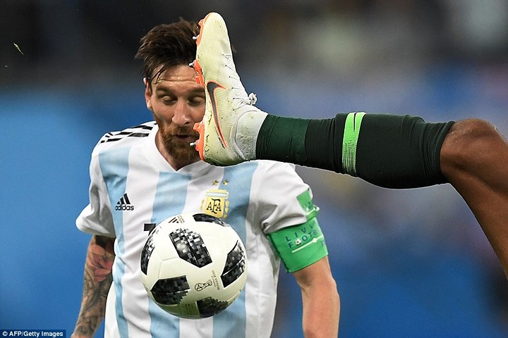 Lionel Messi gần như hứng trọn gầm giày vào mặt ở trận đấu giữa Argentina và Nigeria.