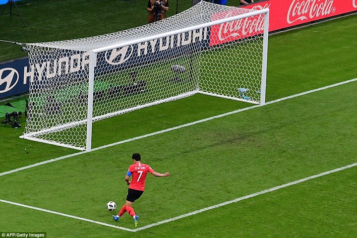 Heung-min Son và bàn thắng đáng nhớ vào lưới ĐT Đức ở trận đấu cuối cùng vòng bảng của bảng F, gián tiếp khiến cho nhà đương kim vô địch thế giới bị loại ngay từ vòng bảng