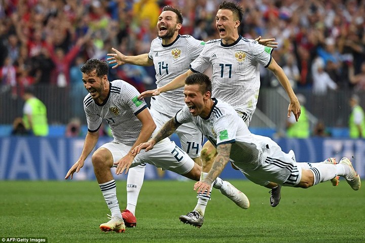 Các tuyển thủ Nga ăn mừng chiến tích loại Tây Ban Nha ở vòng 1/8.