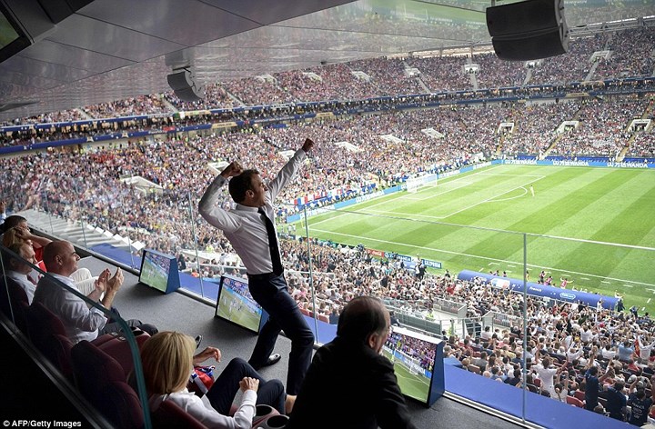 Tổng thống Pháp Emmanuel Macron (đứng) ăn mừng đầy phấn khích sau khi đội nhà lên ngôi vô địch World Cup 2018