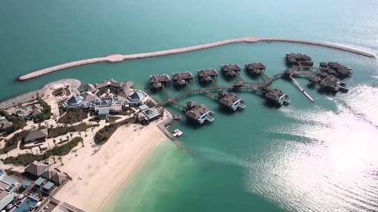 Đảo Chuối: Chỉ với 20 phút đi thuyền, du khách có thể đặt chân đến đảo Chuối. Khu nghỉ dưỡng Banana Island Resort Doha tại đây được ví như Maldives do thiết kế đẳng cấp thế giới cùng hệ thống dịch vụ cấp cao. Với hơn 140 phòng và gần 1 km bờ biển riêng, du khách nghỉ tại khu resort này sẽ được tự do tắm biển và thưởng thức những món ăn ngon của Trung Đông. Ảnh: Halan Reisen.