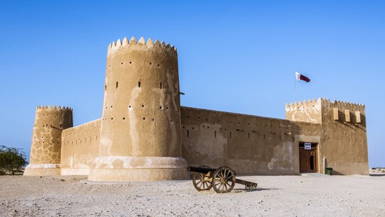 Pháo đài Zubarah: Zubarah là một pháo đài hình vuông với những bức tường nghiêng. Góc pháo đài có các tháp canh gồm ba tháp hình tròn và một tháp hình chữ nhật. Đây là công trình điển hình cho kiến trúc pháo đài trên bán đảo Ả Rập. Năm 2013, pháo đài Zubarah được UNESCO công nhận là di sản văn hóa thế giới. Ảnh: Kempinski.