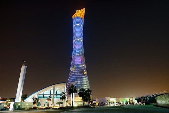 Tháp Aspire: Được xây dựng năm 2006, tháp Aspire là biểu tượng cho Asia Games vào thời điểm đó. Chính phủ Qatar đã bỏ ra hơn 150 triệu USD để thiết kế và hoàn thiện công trình này. Tòa tháp được gắn màn hình led ở các mặt và một máy chiếu laser khổng lồ trên đỉnh. Ảnh: Korajo.