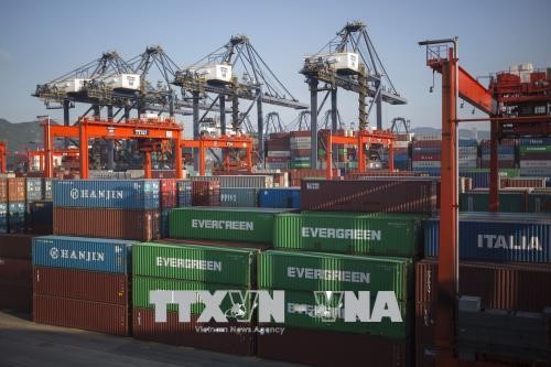 Hàng hóa được xếp tại cảng ở Hong Kong, Trung Quốc. Ảnh: EPA-EFE/TTXVN