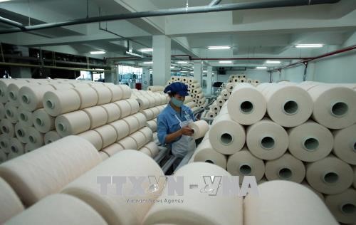 Dây chuyền sản xuất sợi tại Công ty TNHH Dệt nhuộm Jasan Việt Nam vốn đầu tư của Trung Quốc tại khu công nghiệp Phố nối B (huyện Mỹ Hào, Hưng Yên). Ảnh: Phạm Kiên/TTXVN