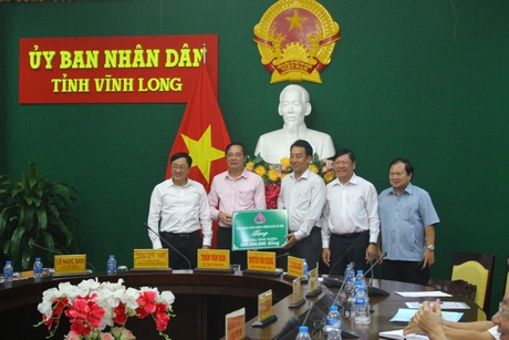  Dịp 27/7, Công đoàn NHCSXH Việt Nam đã trao 500 triệu đồng để Vĩnh Long thực hiện việc xây nhà tình nghĩa cho gia đình chính sách..