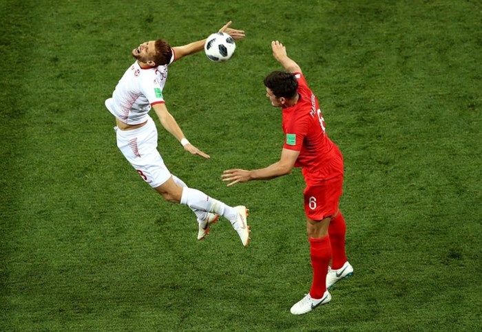 Tình huống tranh bóng giữa Ben Youssef (Tunisia) và hậu vệ Harry Maguire (Anh) ở trận mở màn World Cup 2018 của bảng G.