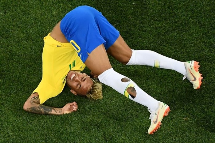 Khoảnh khắc Neymar (Brazil) lộn nhào trên sân trong tình huống tranh bóng với cầu thủ Thụy Sĩ.