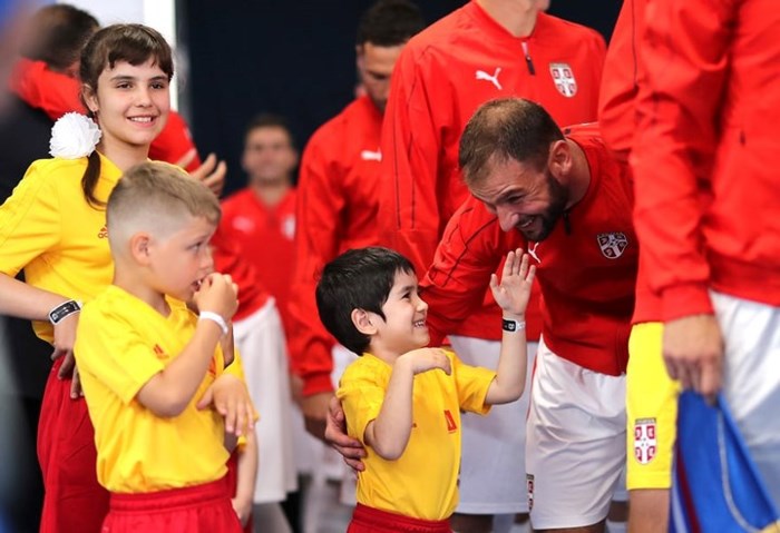 Hậu vệ tuyển Serbia, Branislav Ivanovic vui vẻ cho bé trai nghịch râu.