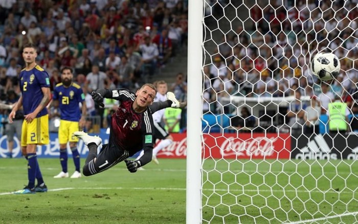Thủ thành ĐT Thụy Điển Robin Olsen dõi theo trái bóng được Toni Kroos vẽ nên ở trận đấu cuối cùng của bảng F với tuyển Đức.