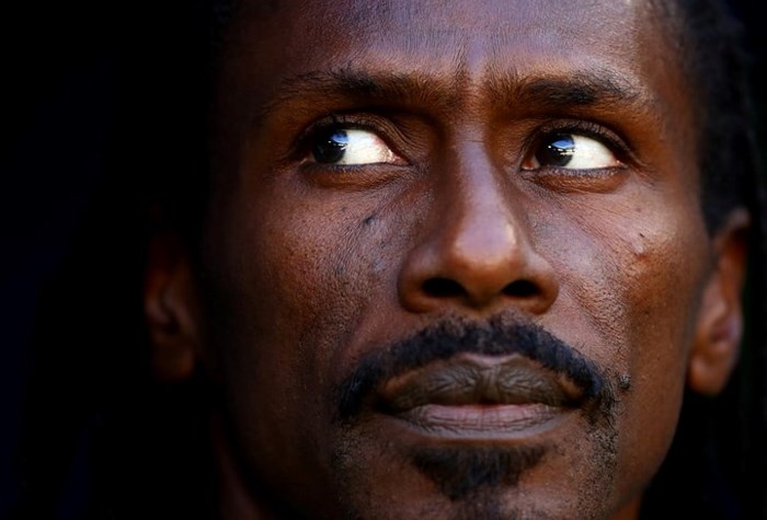 Gương mặt lo lắng của ông Aliou Cisse, HLV trưởng ĐT Senegal khi đội bóng của mình bị dẫn bàn ở trận đấu với Colombia ở bảng H.