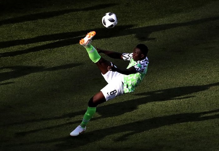 Cầu thủ Oghenekaro Etebo (Nigeria) cố gắng thực hiện tình huống móc bóng trên không ở trận đấu với tuyển Iceland.