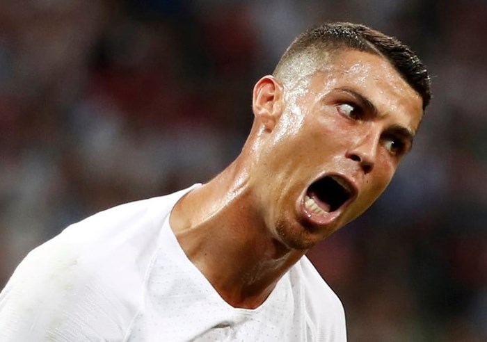 Ronaldo (Bồ Đào Nha) phản ứng quyết liệt với trọng tài ở trận thua ĐT Uruguay.