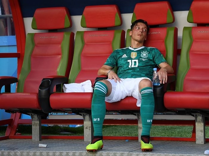Vẻ mặt thất thần của Mesut Ozil khi tuyển Đức thua Hàn Quốc.