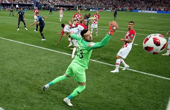 Khoảnh khắc phản lưới nhà của tiền đạo Mario Mandzukic (Croatia) ở trận chung kết World Cup 2018 giữa Pháp và Croatia.