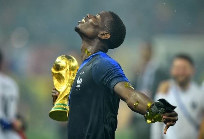 Paul Pogba bên chiếc cúp vàng World Cup 2018, anh là cầu thủ MU đầu tiên ghi bàn trong một trận chung kết World Cup.