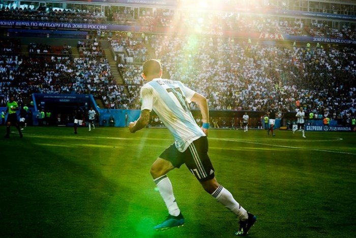 Khoảnh khắc Angel Di Maria xuất hiện như một vị thần trước ống kính phóng viên ở trận đấu giữa Pháp và Argentina ở vòng 1/8.