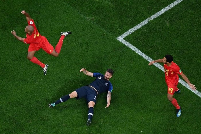 Tiền đạo Olivier Giroud (Pháp) nằm sóng xoài trong vòng cấm tuyển Bỉ.