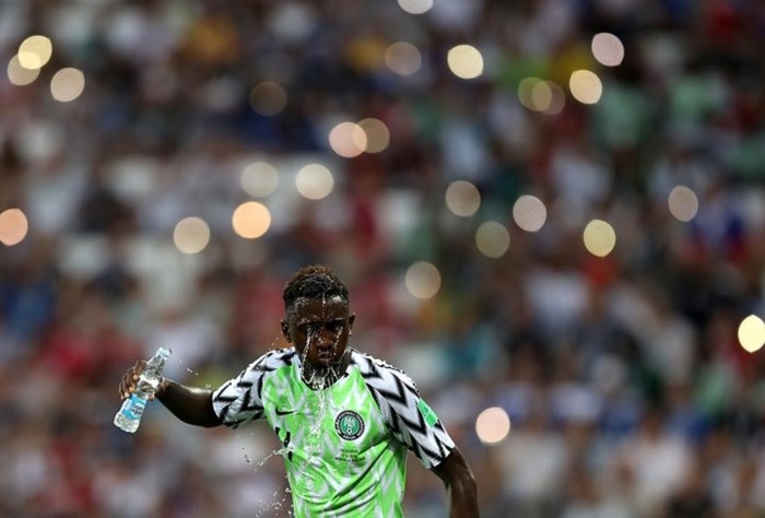 Tiền vệ người Nigeria - Wilfred Ndidi tự làm mát cơ thể bằng cách đổ nước lên người ở trận đấu với tuyển Iceland.