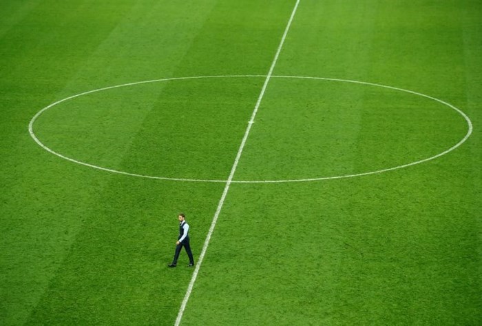 HLV Southgate sải bước một mình trên thảm cỏ sau khi tuyển Anh để thua Croatia ở trận bán kết World Cup 2018.
