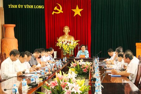 Đồng chí Trần Hoàng Tựu- Tỉnh ủy viên, Phó Chủ tịch UBND tỉnh Vĩnh Long cùng đại diện một số sở, ban, ngành của tỉnh làm việc với đoàn công tác.