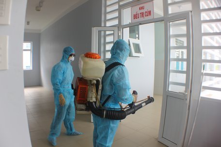 Trung tâm Kiểm soát bệnh tật khử khuẩn, vệ sinh khu điều trị cách ly bệnh nhân mắc cúm A/H1N1 tử vong tại Bệnh viện Đa khoa tỉnh.