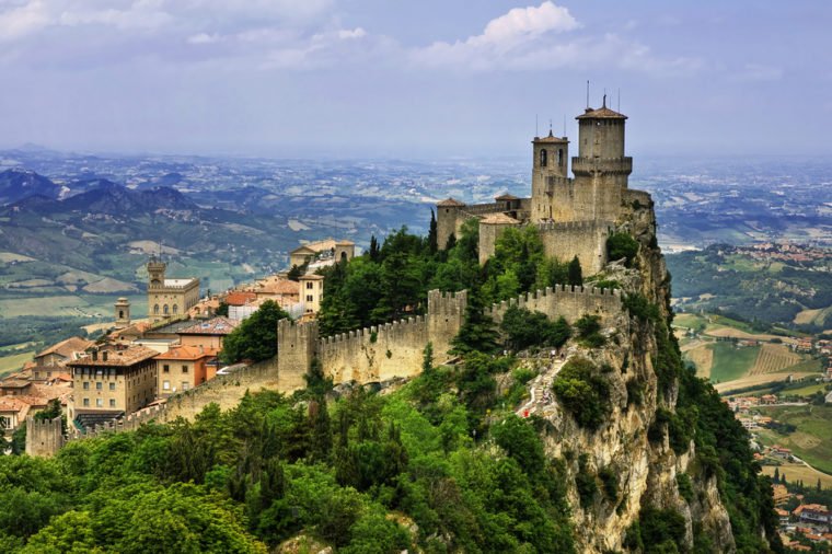 2. San Marino- Với diện tích chỉ 60 km2 và dân số 30.000 người, San Marino là quốc gia nhỏ nhứ 5 trên thế giới. Tới đây, du khách có thể chiêm ngưỡng di sản thế giới núi Titano và các lâu đài cổ có thời Trung cổ. Các đường phố ở San Marino được lát đá, khiến bạn có cảm giác như trở lại lịch sử xa xưa.