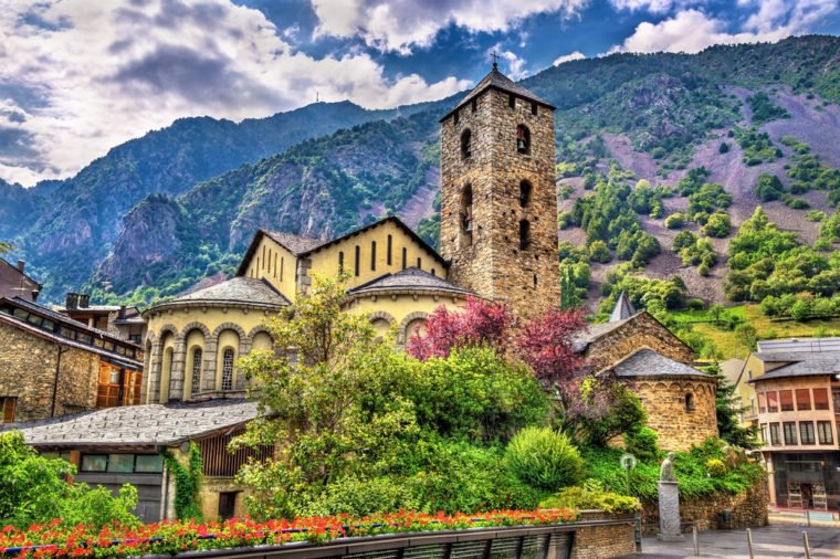 5. Andorra- Andorra nằm trên dãy núi Pyrenees và giáp biên giới với Pháp. Tổng thống Pháp hiện tại Emmanuel Macron đã được lựa chọn là hoàng tử của quốc gia nhỏ bé này. Vào thế kỷ thứ 13, quốc vương Pháp đã giao quyền cai trị Andorra cho các tu sĩ ở vùng Urgell, Tây Ban Nha để tránh chiến tranh và quốc gia nhỏ này vẫn tồn tại cho đến nay. Tới đây, du khách có thể mua sắm hàng miễn thuế và trượt tuyết.