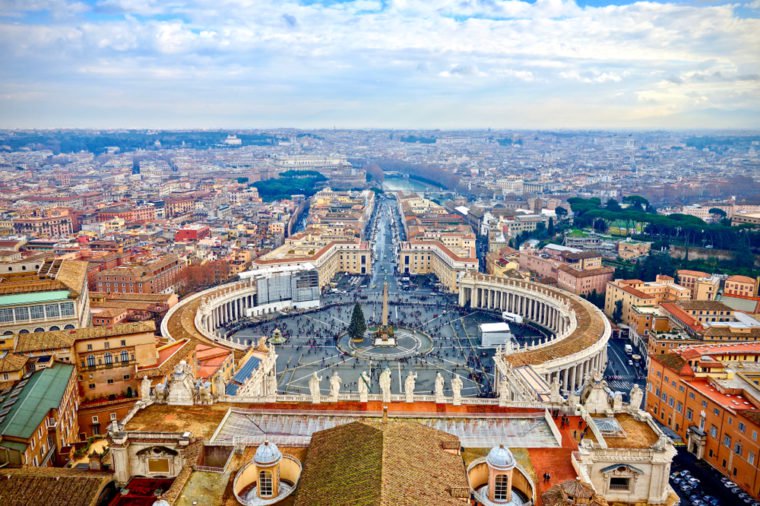 10. Vatican- Nằm gọn trong thành phố Rome ở Italia, Vatican chỉ có diện tích khoảng 40ha bằng 1/8 diện tích công viên Trung tâm ở thành phố New York. Đứng đầu bởi Giáo hoàng, quốc gia này có khoảng 1.000 cư dân bao gồm các vệ binh Thụy Sĩ. Công trình nổi tiếng nhất ở đây là Vương cung thánh đường Thánh Phêrô.